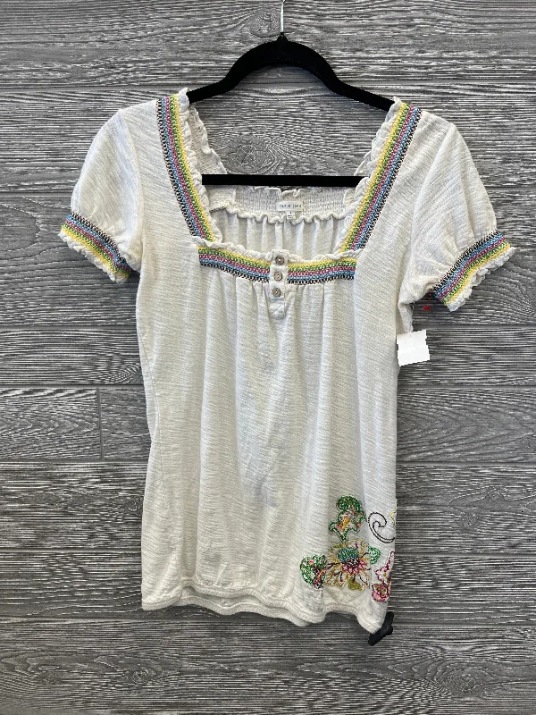 Top Short Sleeve By Maurices In Cream, Size: S