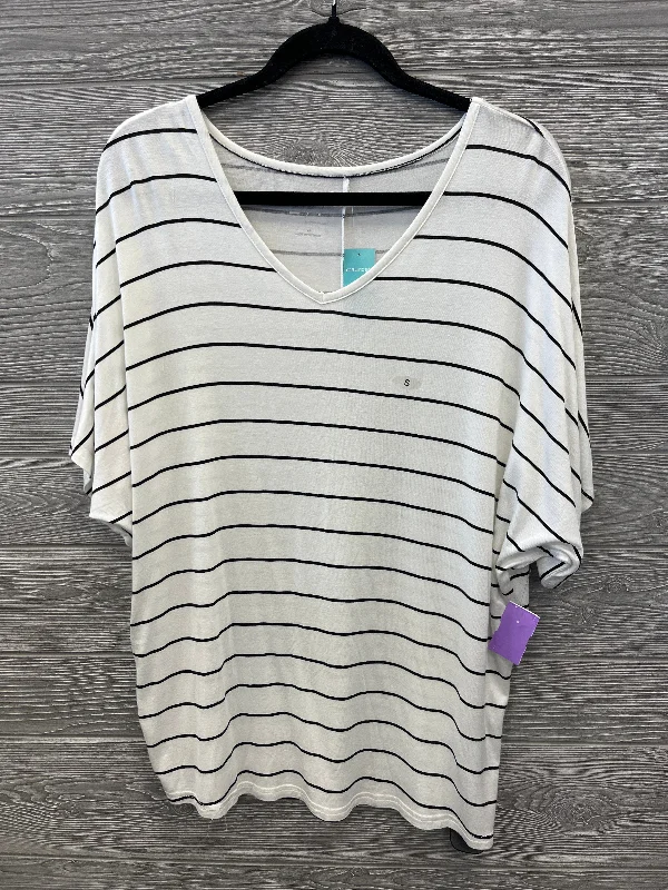 Top Short Sleeve By Maurices In White, Size: S